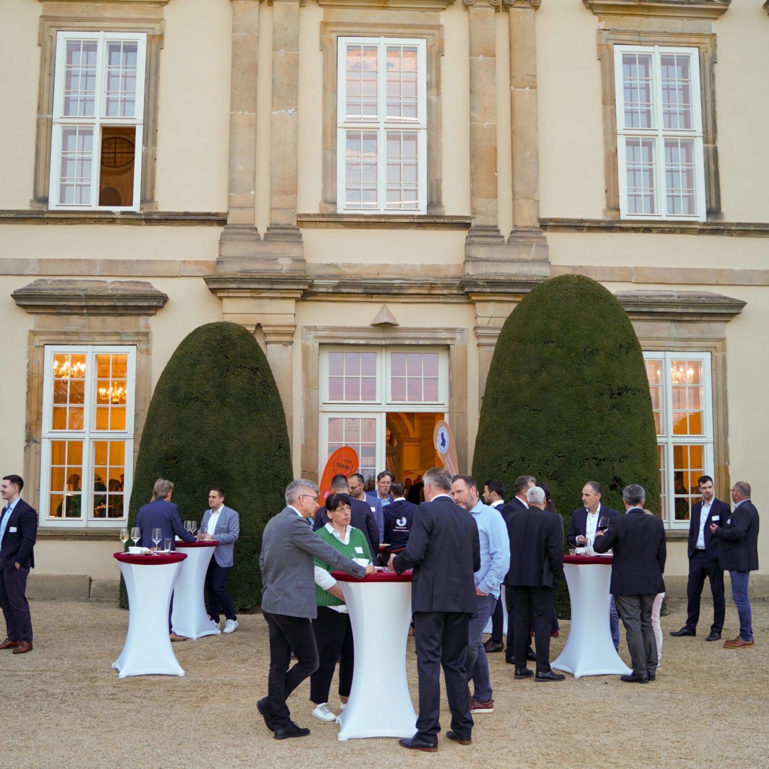 Abendempfang vor historischem Schloss