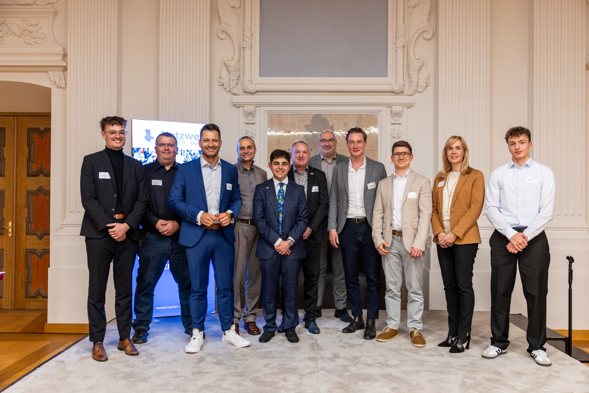 Gruppenfoto der Teilnehmenden vor dem Netzwerk Sachsen-Anhalt Display